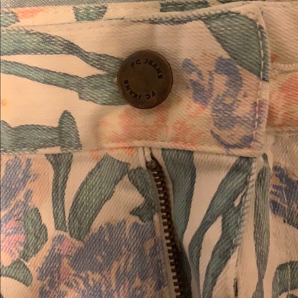 Floral jean shorts -FC jeans -size 8 - Picture 3 of 4